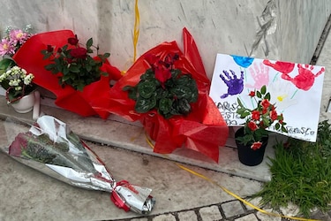 Globos, flores y oraciones: el altar improvisado al papa Francisco sigue creciendo