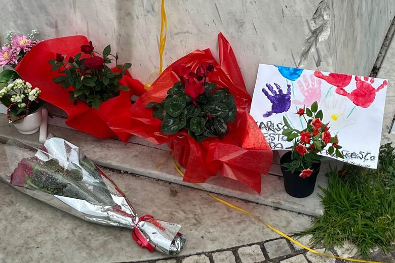 Globos, flores y oraciones: el altar improvisado al papa Francisco sigue creciendo