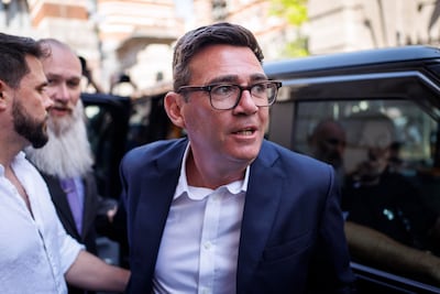 Burnham, candidato a suceder a Starmer, jura como diputado en el Parlamento británico