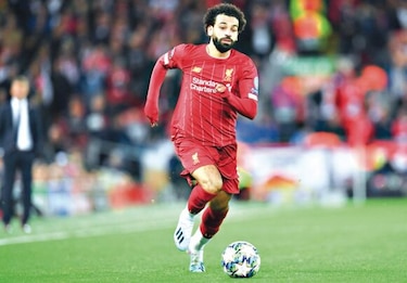 Liverpool y Barcelona ganan con apuros