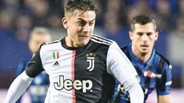 Lazio y Roma ganan para mantener vivo su pulso