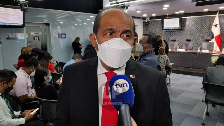 Director de Descentralización Francisco Vigil justificó el doble salario: ‘impartía clases sábado y domingo’