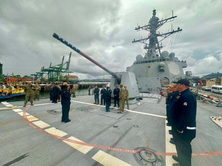 Estados Unidos vuelve a entrenar en la antigua base de ‘Sherman’ en Panamá y Hosley visitó buque en ‘Rodman’