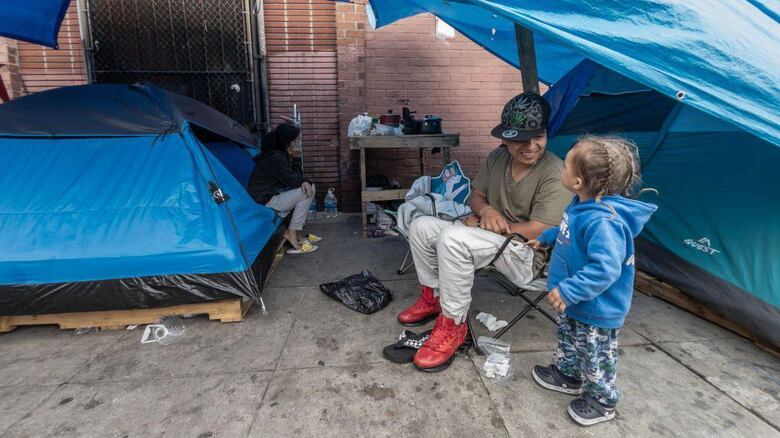 Por qué en Estados Unidos, el país más rico del mundo, no para de aumentar el número de personas sin hogar