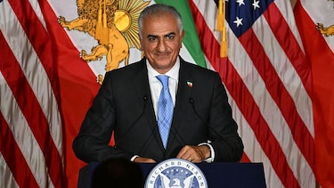 Quién es Reza Pahlavi, el príncipe heredero del sha de Persia que se postula desde EUA como alternativa al régimen islámico de Irán