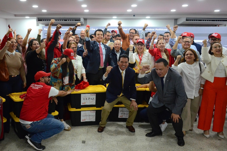 Nasralla supera a Asfura tras reanudarse el conteo preliminar de los comicios en Honduras