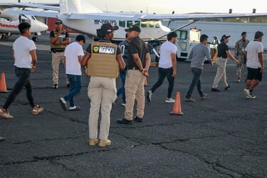 Panamá recibe migrantes deportados de EU sin un plan claro de retorno
