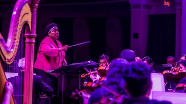 La panameña Electra Castillo es distinguida al dirigir concierto con la Orquesta Sinfónica de El Salvador