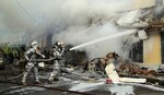 Cinco muertos tras desplome de avioneta sobre viviendas en Bogotá