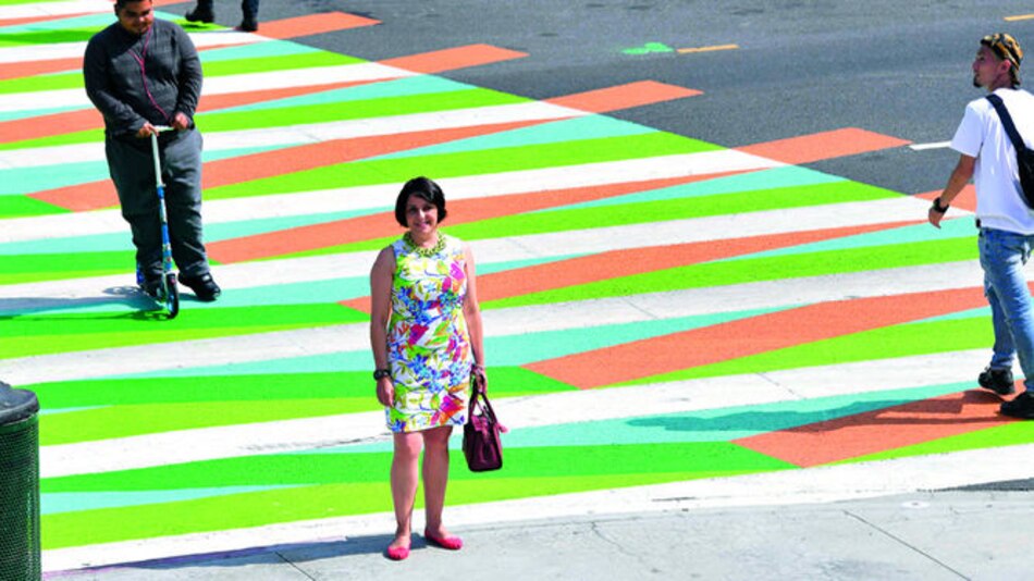 Cruzar la calle sobre un Cruz-Diez