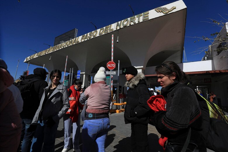 Migrantes enfrentan incertidumbre en la frontera de Estados Unidos; miles cruzaron por Darién