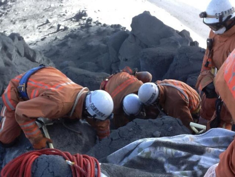 Reanudan la búsqueda en el volcán Ontake, que ha causado ya 54 muertos