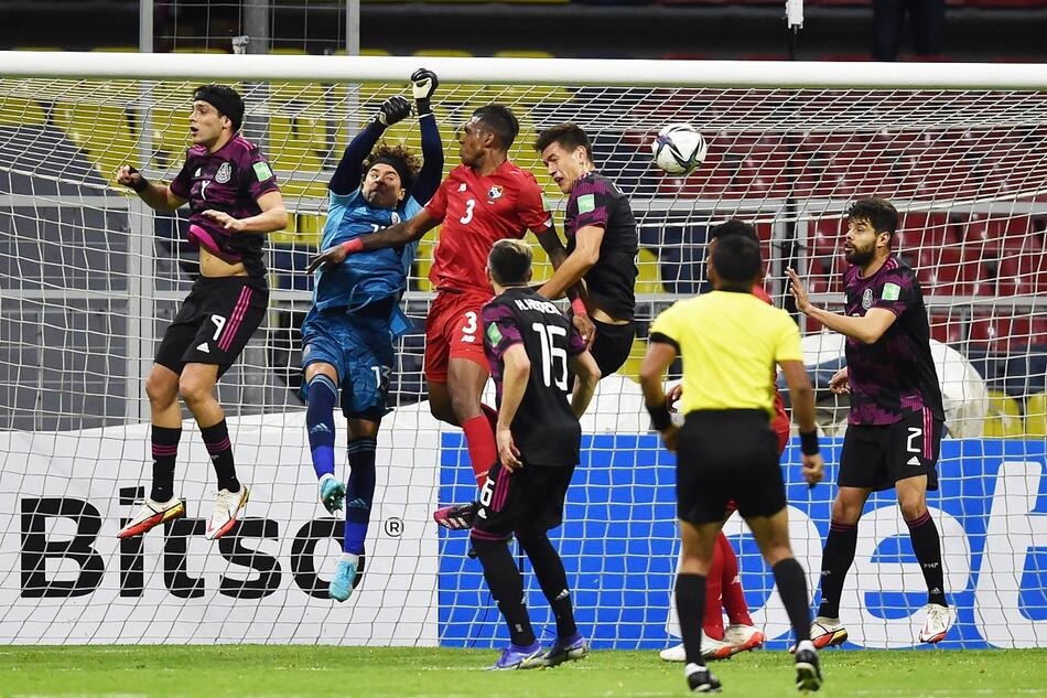México supera 1-0 a Panamá con un polémico penalti y se estrecha la batalla por el repechaje para el Mundial