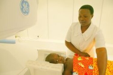 Entrevista a Terrie Taylor, una científica que se acerca a descifrar el enigma de la malaria