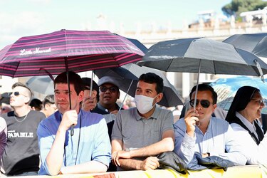 Algunos segundos de humo blanco tras la fumata negra confunden en la plaza de San Pedro