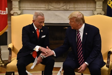 Demócrata que se opuso a impeachment visita a Trump y se declara republicano