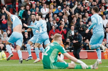 El líder City le gana al Arsenal en el descuento y sigue imparable