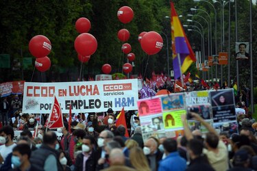 Miles de personas celebran en las calles el 1 de mayo en España