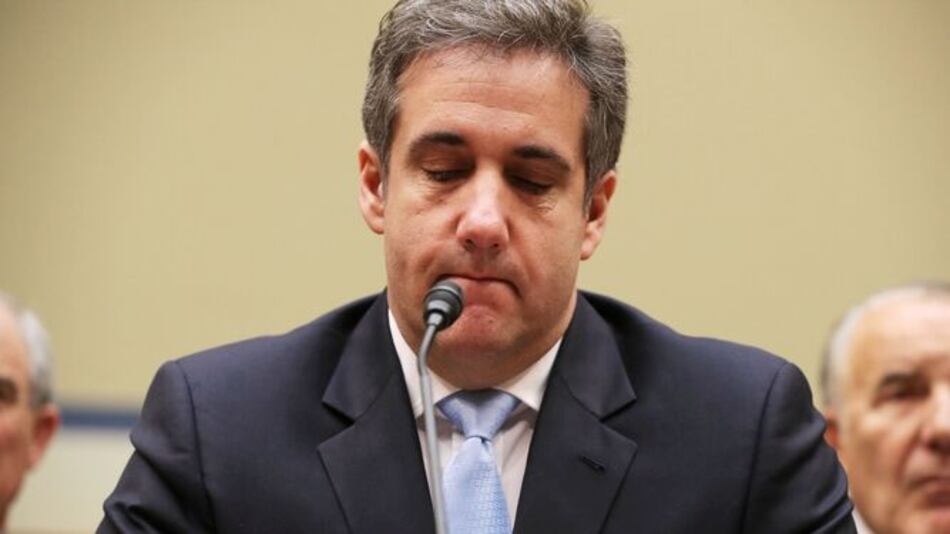 Trump es 'un racista, un estafador, un tramposo', dice su exabogado en el Congreso