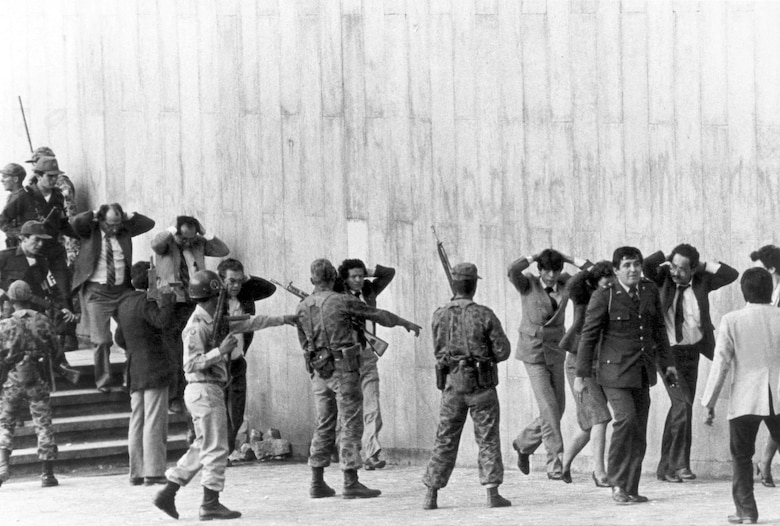 Las 28 horas de terror de la Toma del Palacio de Justicia en Colombia, que 40 años después sigue siendo una herida abierta en el país