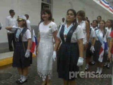 Primera dama desfila con delegación de María Inmaculada