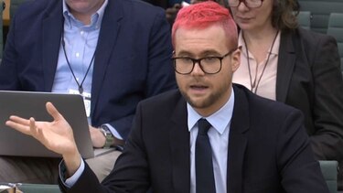 Delator en caso de escándalo de privacidad en Facebook declara en Gran Bretaña