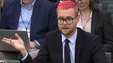 Delator en caso de escándalo de privacidad en Facebook declara en Gran Bretaña