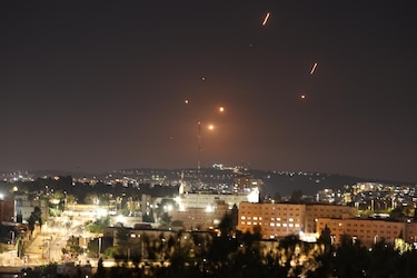 Irán ataca a Israel; misiles caen sobre Tel Aviv