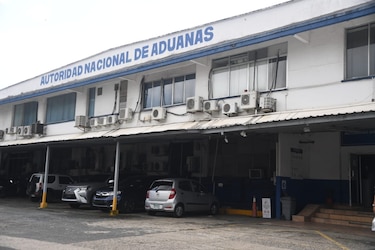 Tribunal aplica penas de prisión a exfuncionarios de Aduanas por corrupción