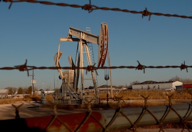 El petróleo cae por las negociaciones en Ucrania y el confinamiento en China