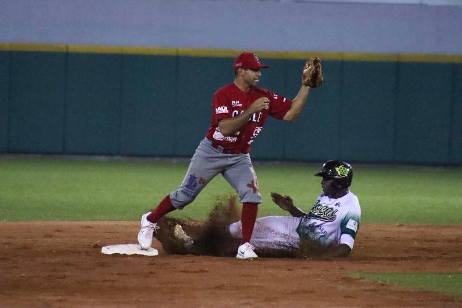 Triple empate en la cima del béisbol juvenil