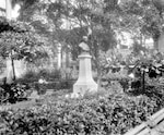 Sobre bustos, parques y plazas
