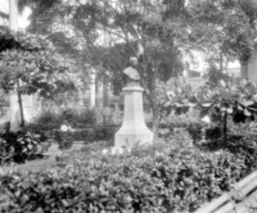 Sobre bustos, parques y plazas