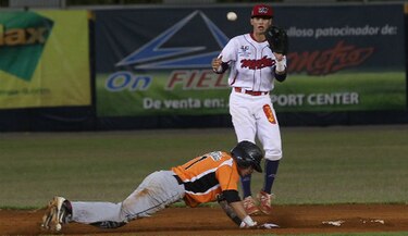 Entre polémica y expulsiones, Metro lidera la serie final del juvenil