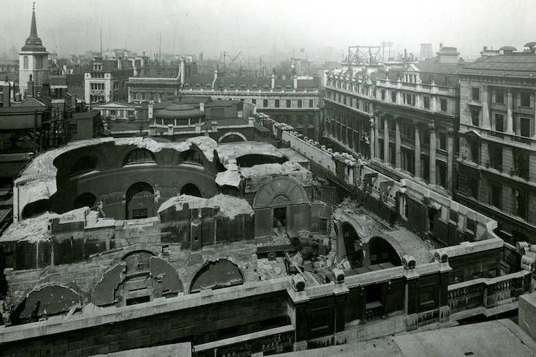 Cómo es el centenario edificio de Londres que guarda 400,000 lingotes de oro, incluyendo numerosos que pertenecen a Venezuela y están en disputa con Reino Unido