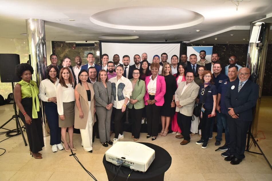 Más de 50 candidatos a diputado firmaron el compromiso por la transparencia