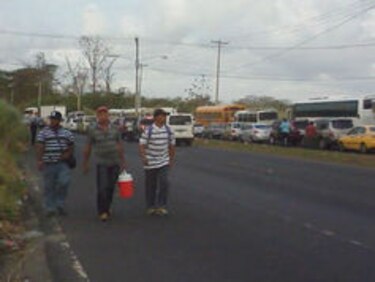 Trabajadores de la ACP cerraron por cuatro horas el acceso a Colón