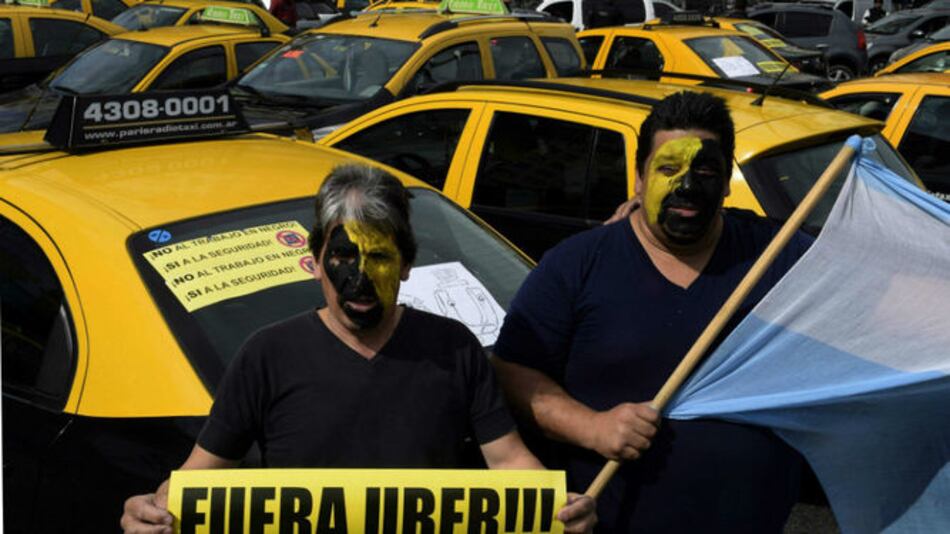 Ordenan bloquear a Uber en Argentina y taxistas siguen en pie de guerra