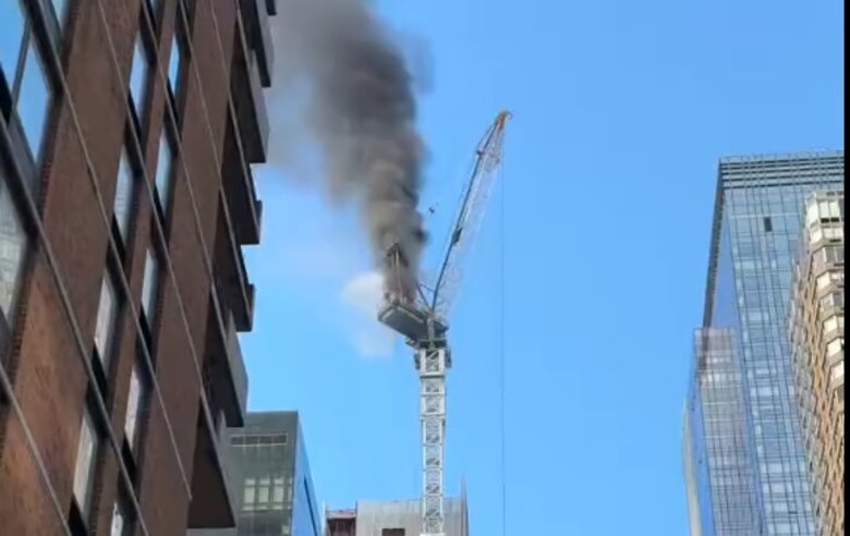 Video: seis heridos en un aparatoso accidente al derrumbarse una grúa en el centro de Nueva York