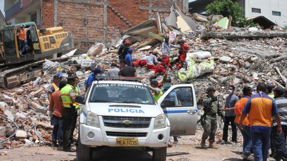 Rescatistas buscan a sobrevivientes del sismo en Ecuador