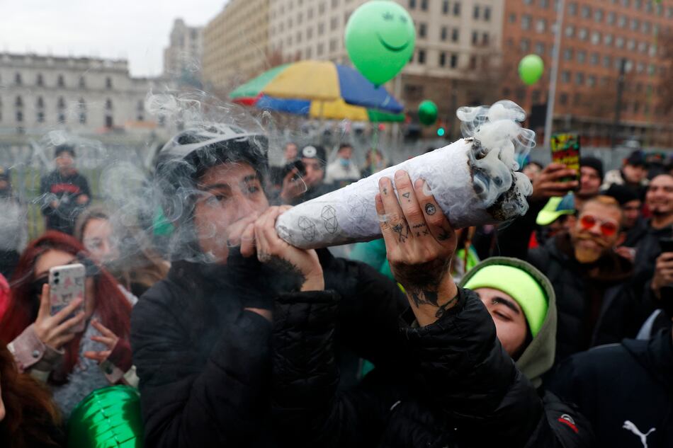 Cientos de personas marchan en Chile por la regulación del cannabis