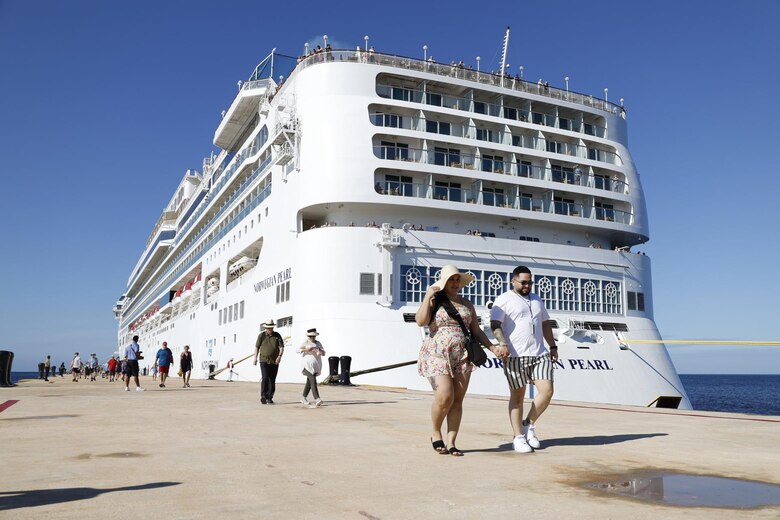 El sur dominicano estrena puerto con llegada del primer crucero