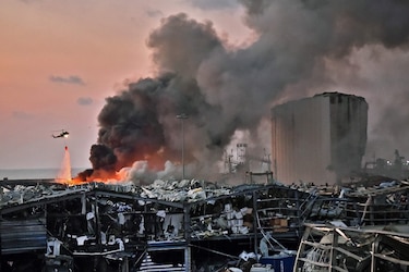 Juez pide investigar a tres ministros por explosiones del puerto de Beirut
