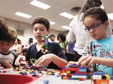 Una cita entre piezas de Lego
