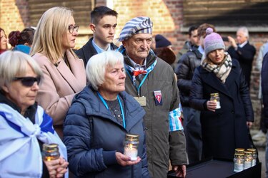 Supervivientes inician con velas y flores la 80ª conmemoración de Liberación de Auschwitz