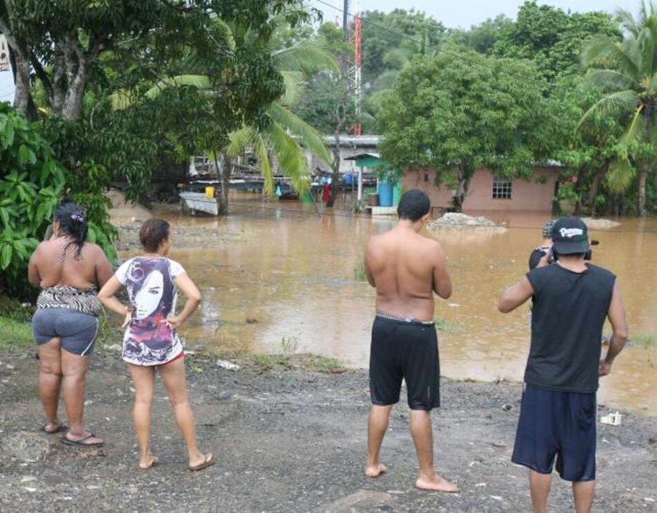 Mariato está incomunicada por crecida de varios ríos