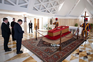 Ritual oficial: El Vaticano publica las primeras imágenes del féretro del papa Francisco