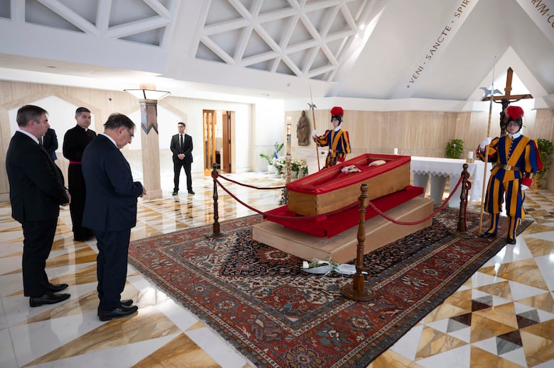 Ritual oficial: El Vaticano publica las primeras imágenes del féretro del papa Francisco