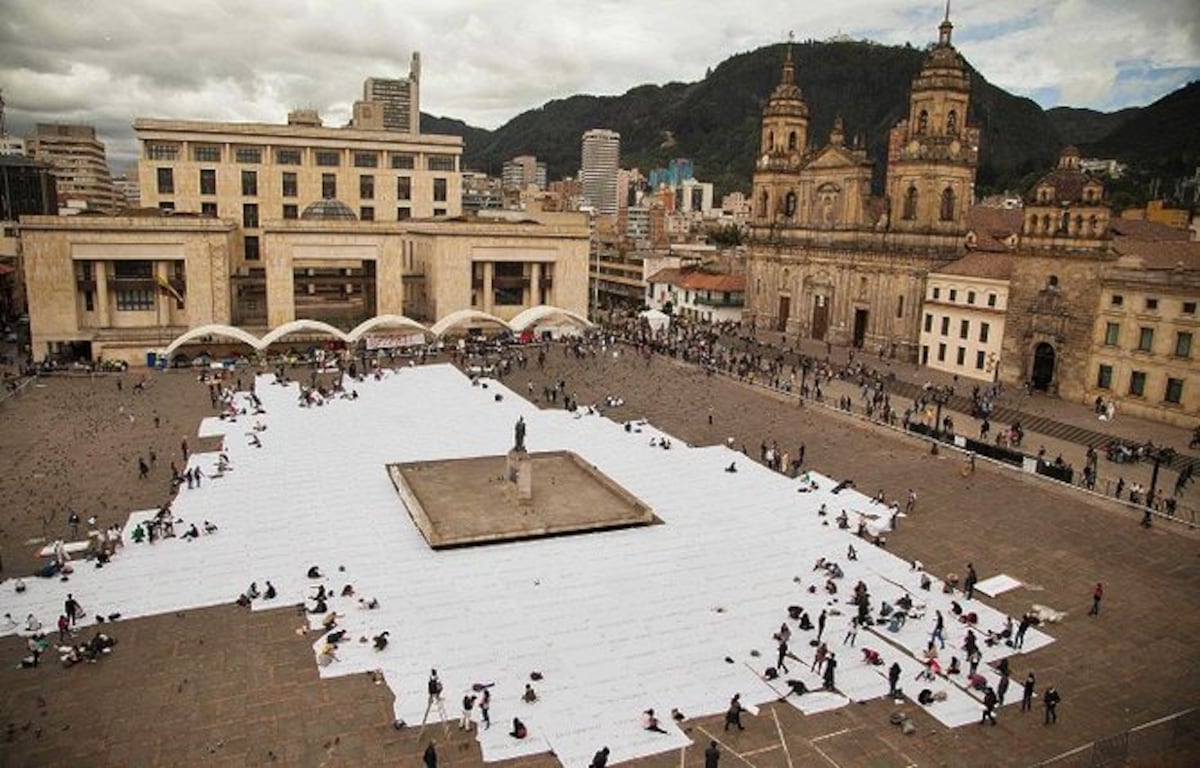 Colombianos cosen manto gigante para honrar a víctimas de la guerra