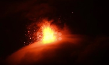 Evacúan en Guatemala a dos aldeas ante aumento de erupciones de volcán de Fuego
